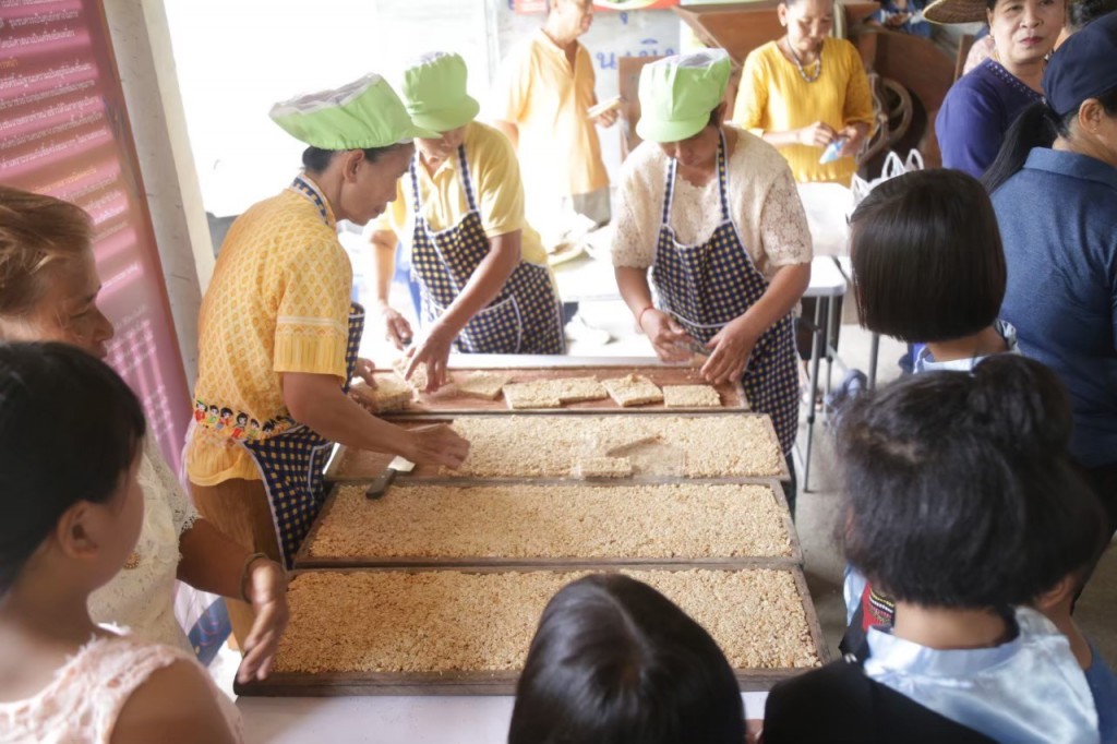 Local people have demonstrating to make of Thai sweet cereal bar at Agricultural learning center.